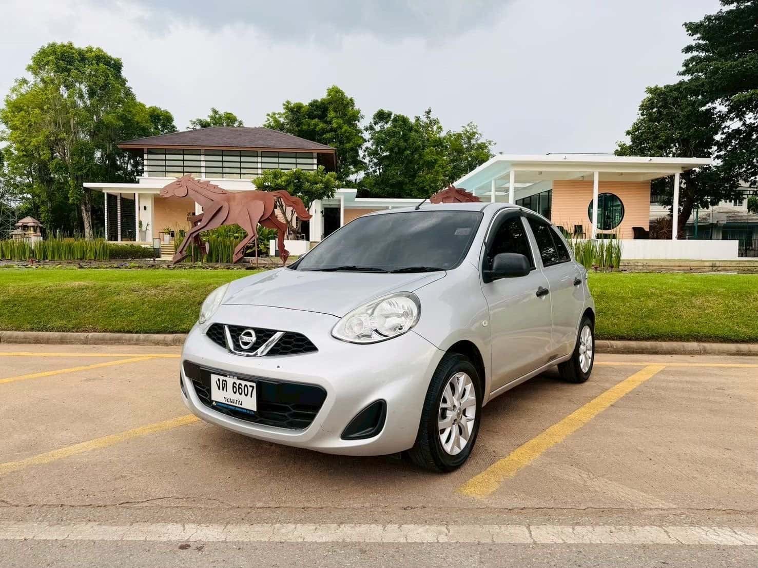 Nissan March รถเช่าอุดรธานี แก่นนคร คาร์เร้นท์