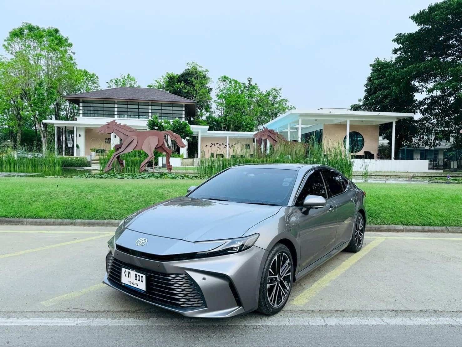 Toyota Camry Hybrid รถเช่าอุดรธานี แก่นนคร คาร์เร้นท์